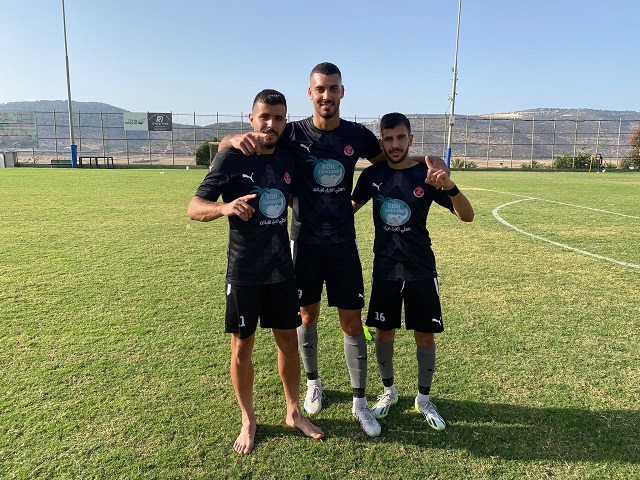 שלאעטה (מימין) עם חלק מחבריו לקבוצה (דוניא גנטוס)